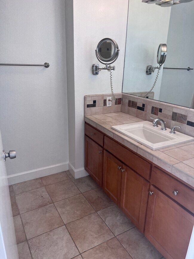 en-suite bathroom 1 - 14907 Moorpark St