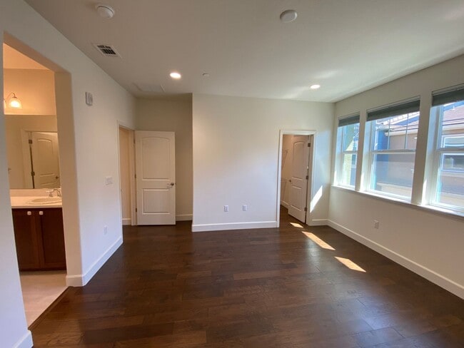 Building Photo - SUNNYVALE - executive townhome with amazin...