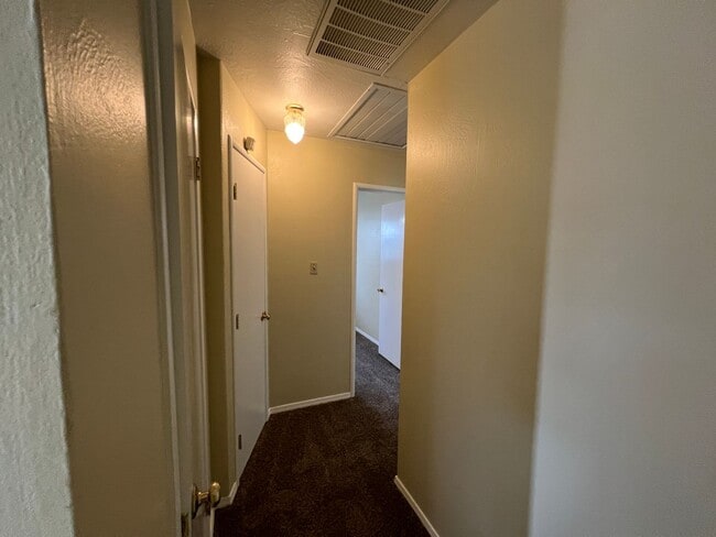 Building Photo - Single story close to shopping and freeway access!