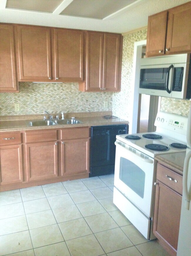 Building Photo - 217 Acorn Dr