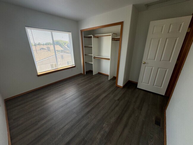 Building Photo - Spacious 4 Bed, 2.5 Bath Home!
