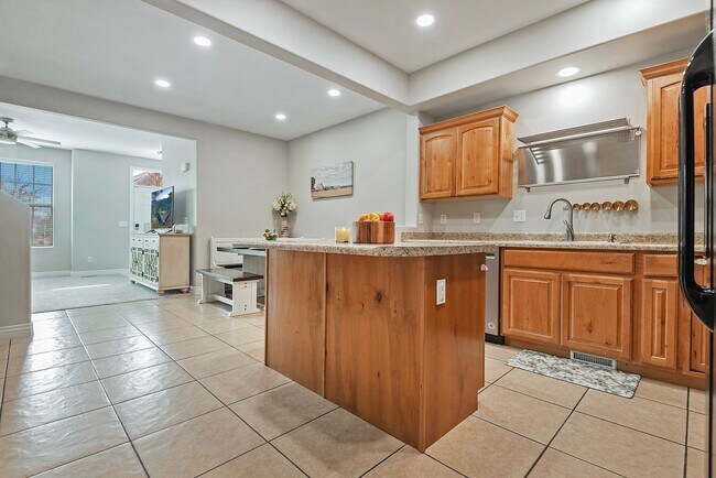 Building Photo - Stunning Daybreak Townhome!  $500 MOVE IN ...