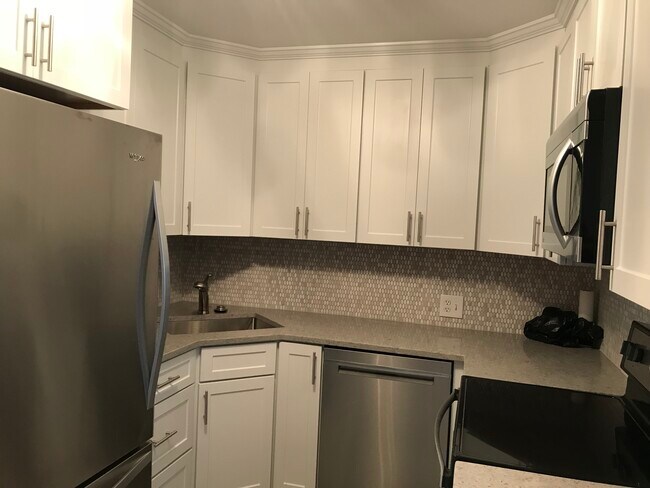 Building Photo - 748 Feura Bush Rd