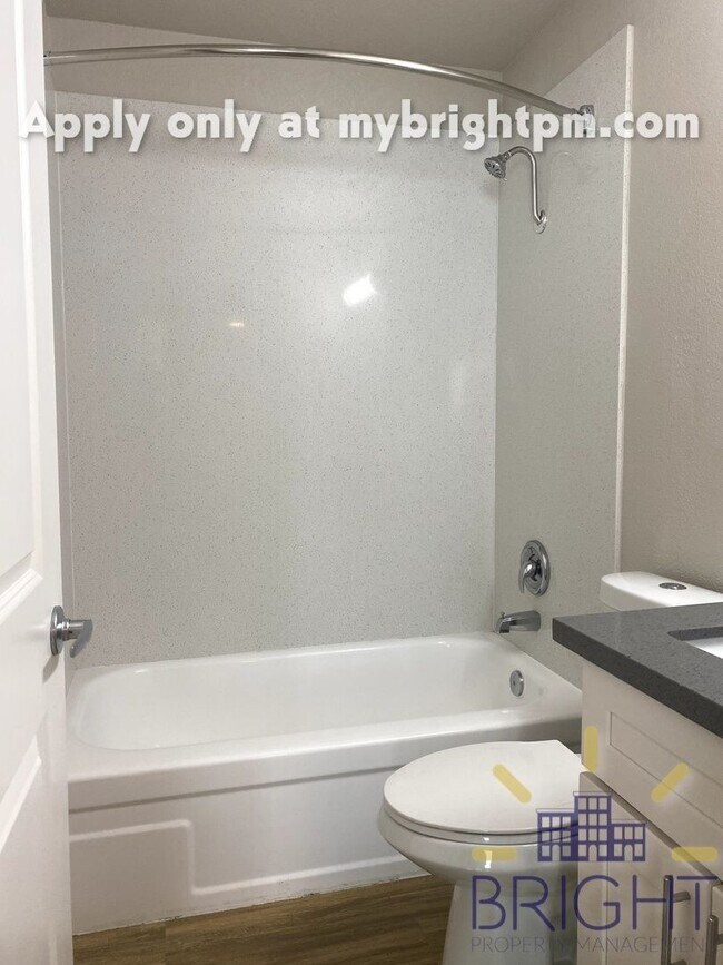 Building Photo - Recently Renovated 2 Bedroom 1 Bath, Two-L...