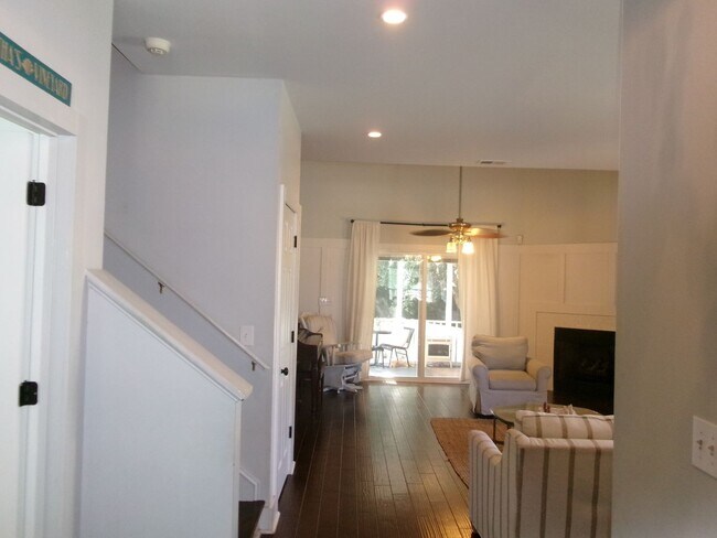 Building Photo - Walk to the Ocean from this 3 bedroom, 2.5...