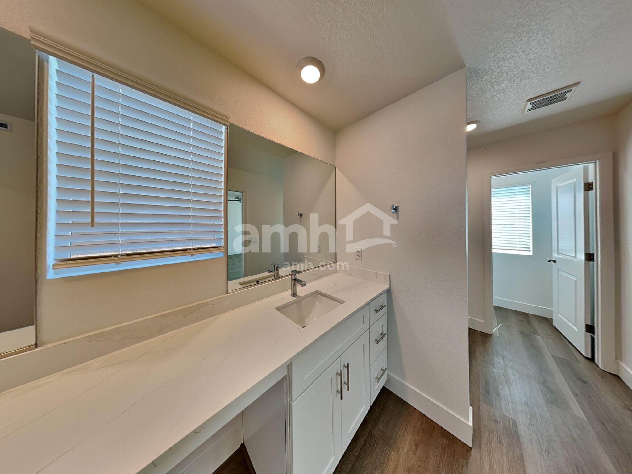 Building Photo - 5840 Vaes Dothrak St