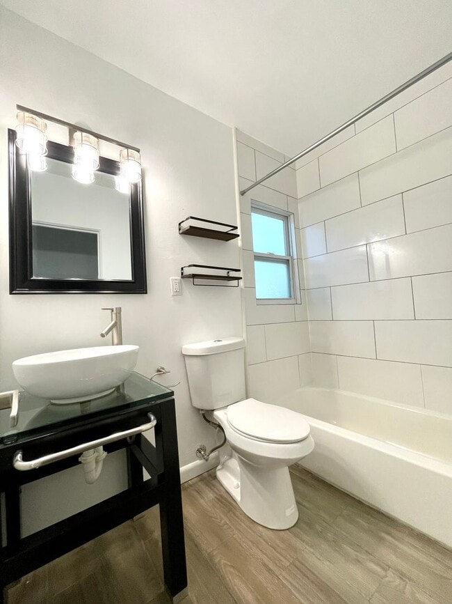 Building Photo - Newly Renovated 1 bedroom 1 bath Downtown ...