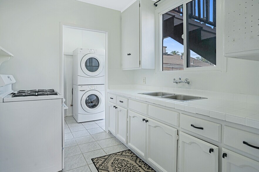 Building Photo - 615 N Coronado St