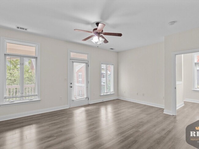 Building Photo - 3 Story Townhome, New Wood Floors, Great W...