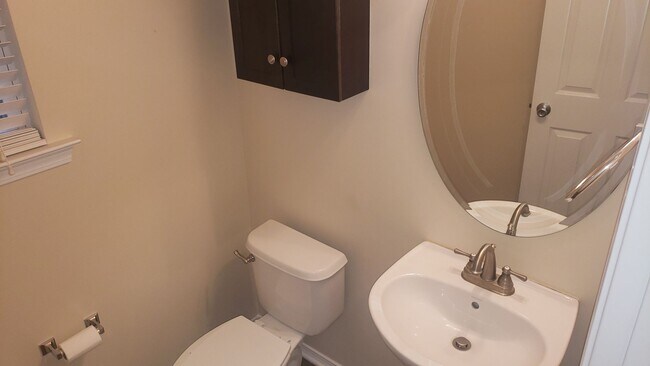 Building Photo - Awesome 2Br 2.5Ba Townhome w/ Bonus Room & Garage!  Available 7/3!