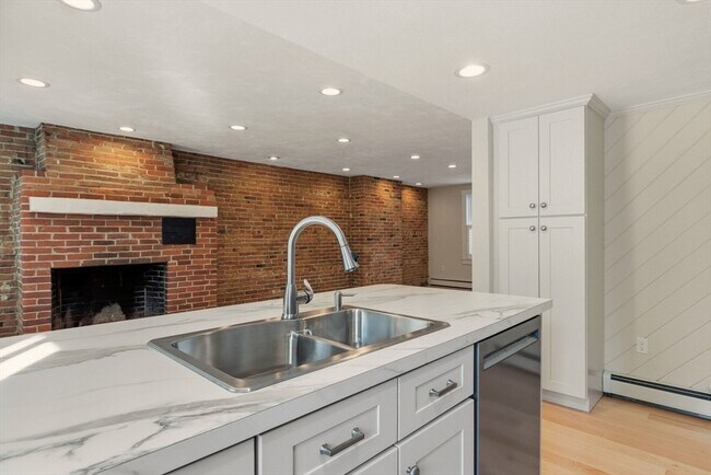 Building Photo - 25 Munroe St