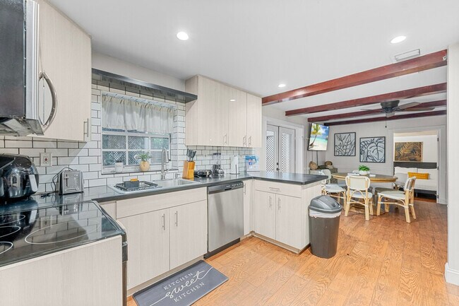 Building Photo - 303 Lang Rd