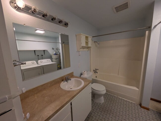 Building Photo - 2 Bed 1 Bath Duplex in Happy Valley!