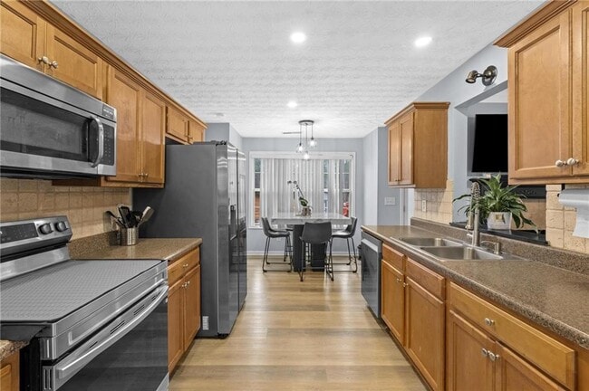 Building Photo - 40 Pine Shadow Cir