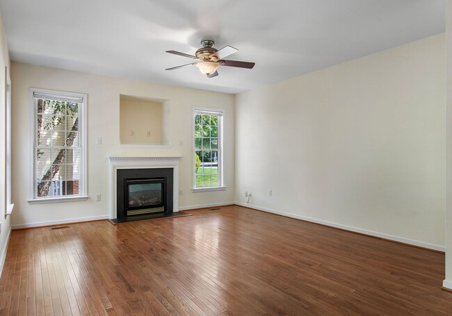 Building Photo - BEAUTIFUL 5 BEDROOM HOME IN HAMPTON PARK