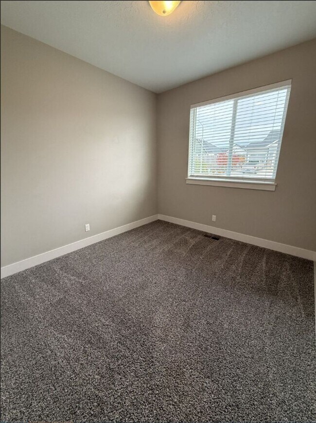 Building Photo - 3 Bed 2 Bath - Sublimity Duplex