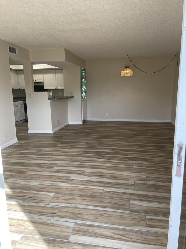 Building Photo - 1520 SE Royal Green Cir