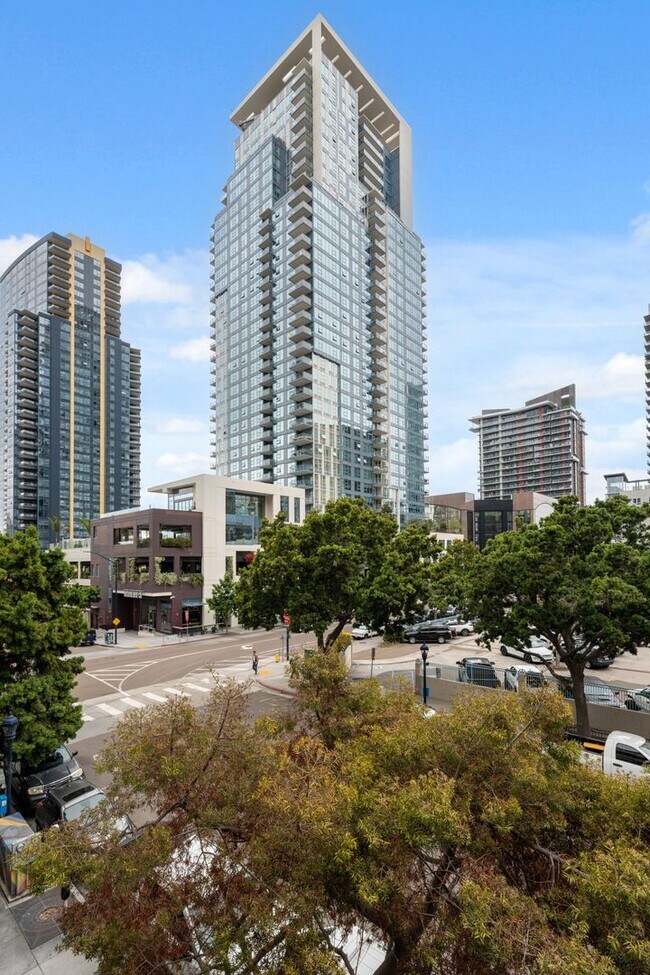 Building Photo - Modern 2-Bedroom Condo with Premium Amenities in Downtown San Diego