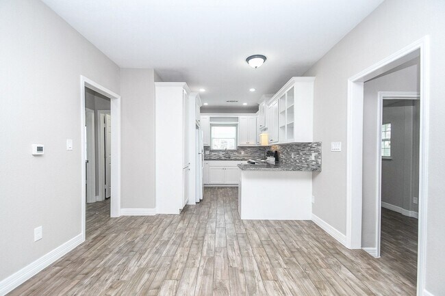 Building Photo - 1405 Richard Ave