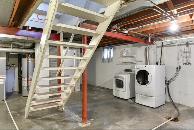 Building Photo - Maple Street