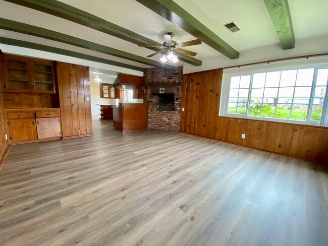 Building Photo - Rustic Spacious Home with Large Yard Boasting Timeless Character – 3 Bed, 2.5 Bath