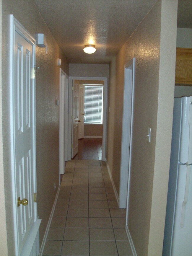 Building Photo - Charming Duplex with Great Features & Loca...