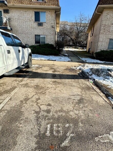 Building Photo - 270 Shorewood Dr