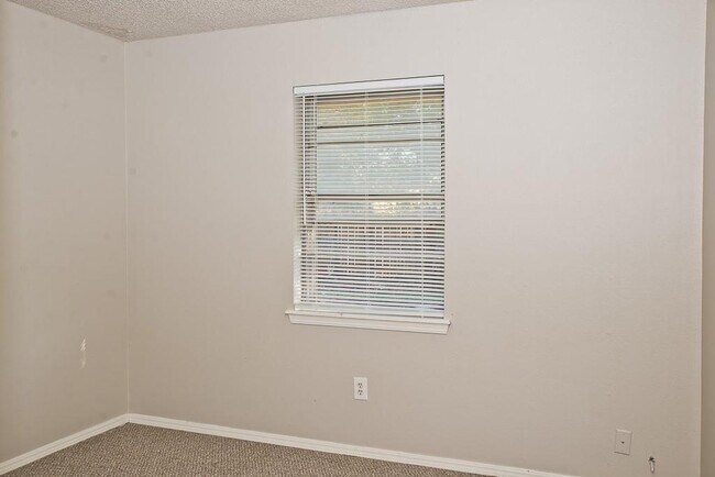 Building Photo - 3208 SE 56th St