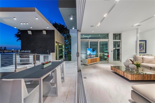 Building Photo - 440 S Hibiscus Dr