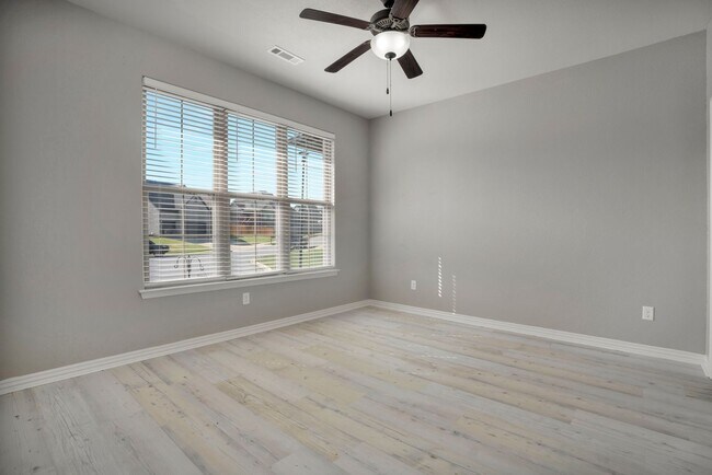 Building Photo - Very well maintained 4 Bed 3 Bath home in Great Location!
