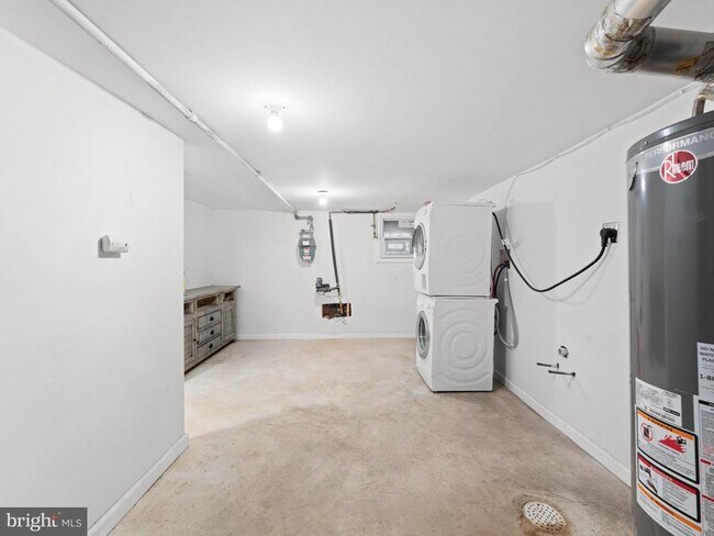 Building Photo - 2443 Nicholas St