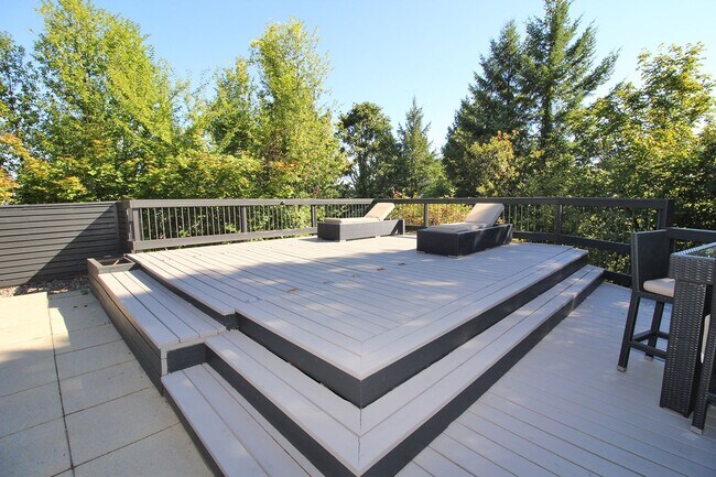 Building Photo - 3131 NW Luray Terrace