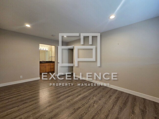 Building Photo - Fabulous 2/2 Duplex with Garage,Cat OK, Patio, Granite Counters and Fireplace