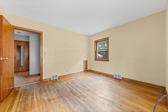 Building Photo - 3-Bedroom Cape Near Summit Lake ~ Oversize...