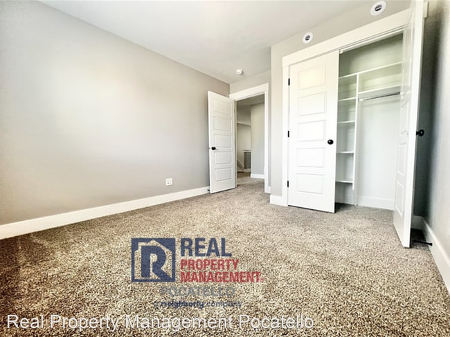 Building Photo - 3 br, 2.5 bath House - 189 Park Lawn #7