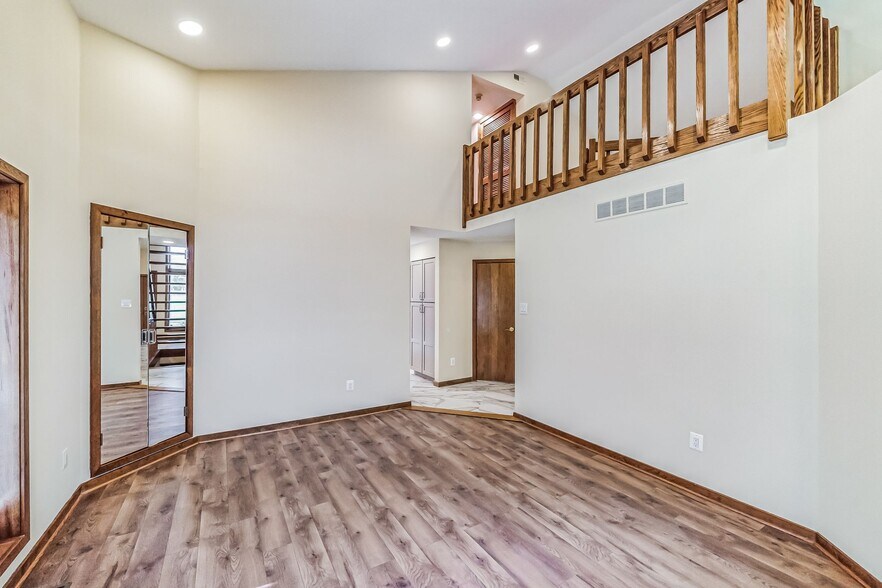 Building Photo - 468 Long Ln