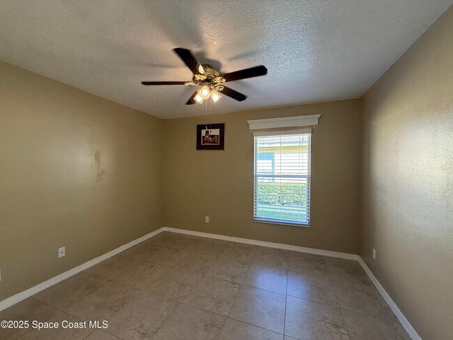 Building Photo - 1634 Sun Gazer Dr