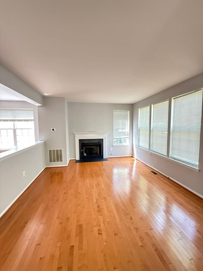 Building Photo - 5106 Higgins Dr