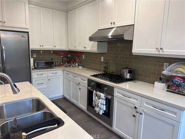 Building Photo - 64 Emerald Clover