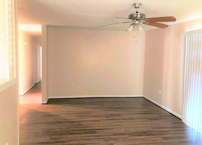 Building Photo - 3 Bedroom 1.5 Bath