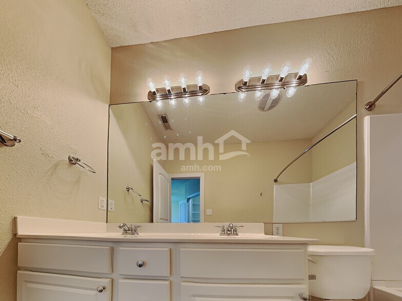 Building Photo - 10884 Roundtree Rd