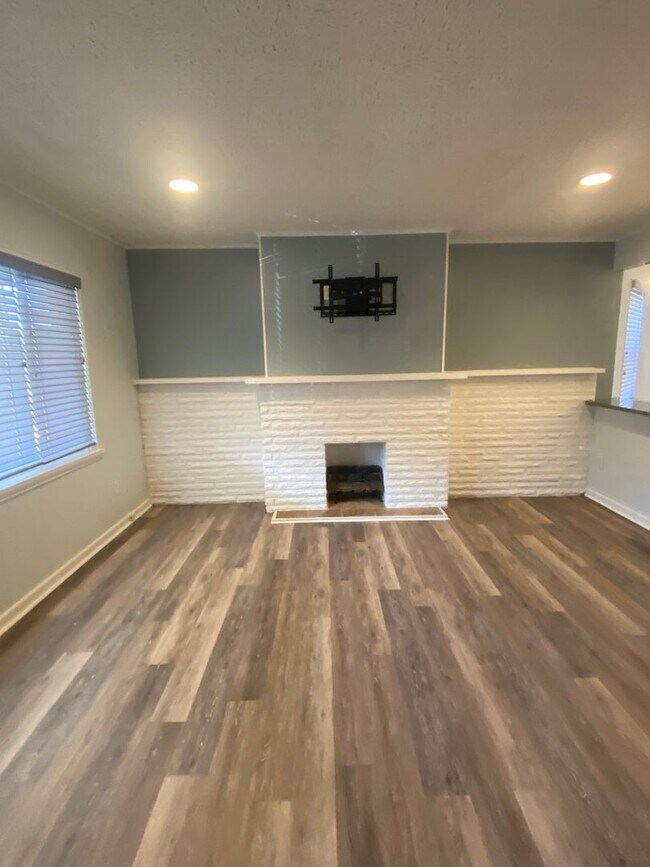 Building Photo - 4 Bedroom/ 2 Bathroom House in Dormont Available 7/1/2026