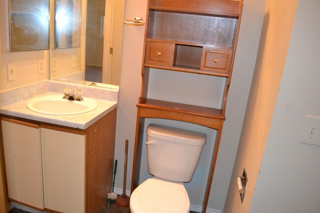 Building Photo - Cozy 4 Bedroom Bi-level in Security/Widefield