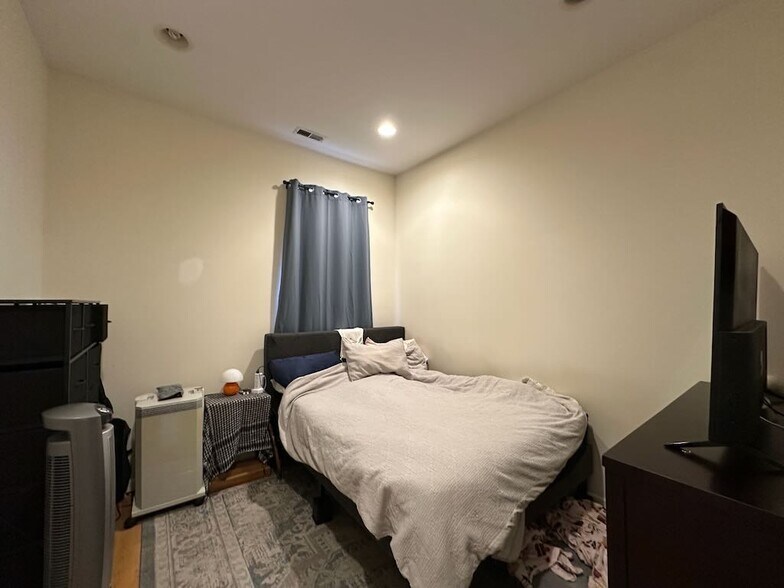 Building Photo - 1414 W Superior St