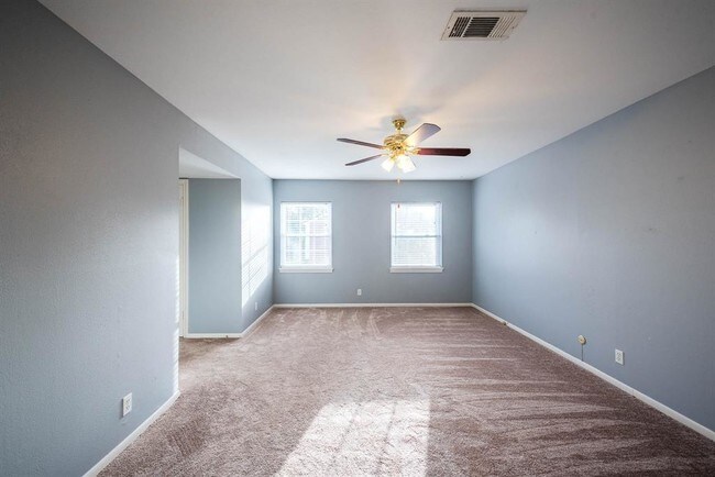 Building Photo - 402 Bendwood Dr