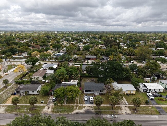 Building Photo - 1425 NW 10th Pl