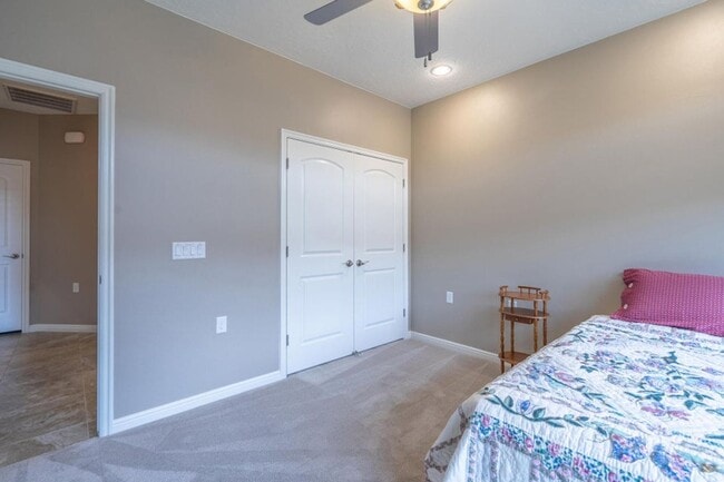 Building Photo - Bright & Beautiful 2 Bedroom Home in Sun R...