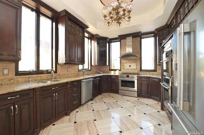 Building Photo - 108-35 66th Rd