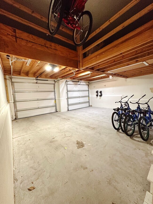 Building Photo - New, exclusive 3200 sq ft 4 bedroom/3.5bat...