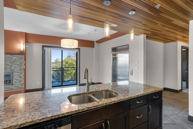 Building Photo - 1200 E Walnut St